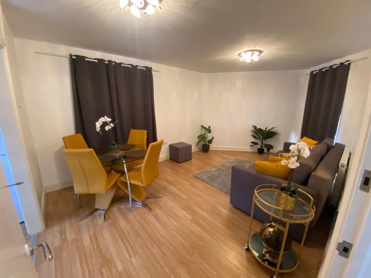 Private House With Free Park For Group Near Wembley Station Villa Londra Esterno foto
