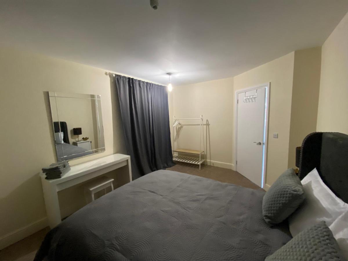 Private House With Free Park For Group Near Wembley Station Villa Londra Esterno foto