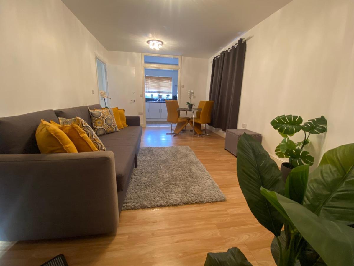 Private House With Free Park For Group Near Wembley Station Villa Londra Esterno foto