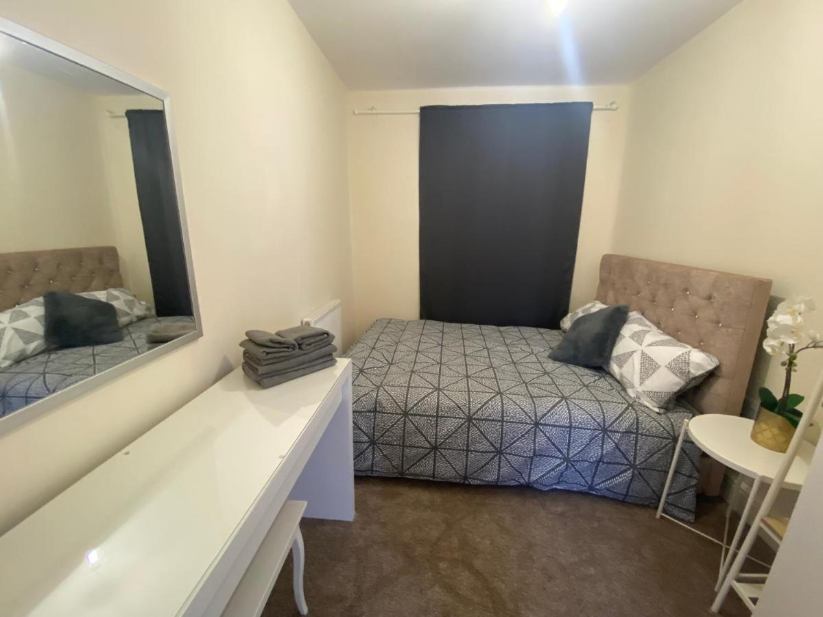 Private House With Free Park For Group Near Wembley Station Villa Londra Esterno foto